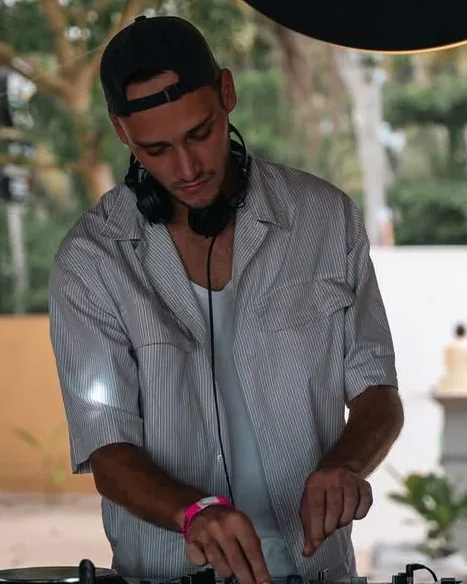 Augi playing a daytime set